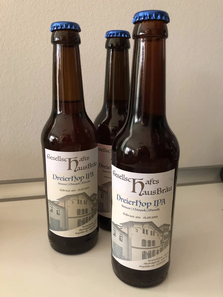 Drei Flaschen DreierHop IPA mit eigenem Etikett