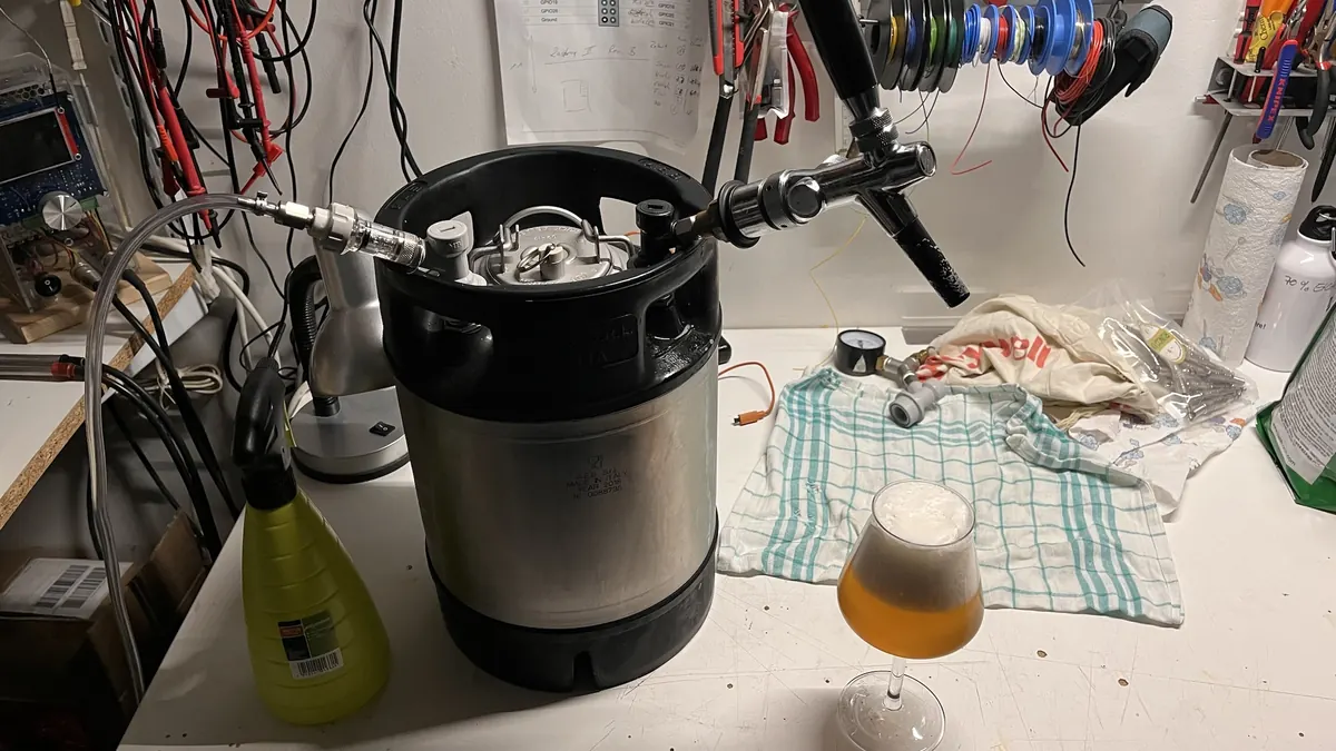 Keg mit Zapfhahn und einem gefüllten Glas daneben