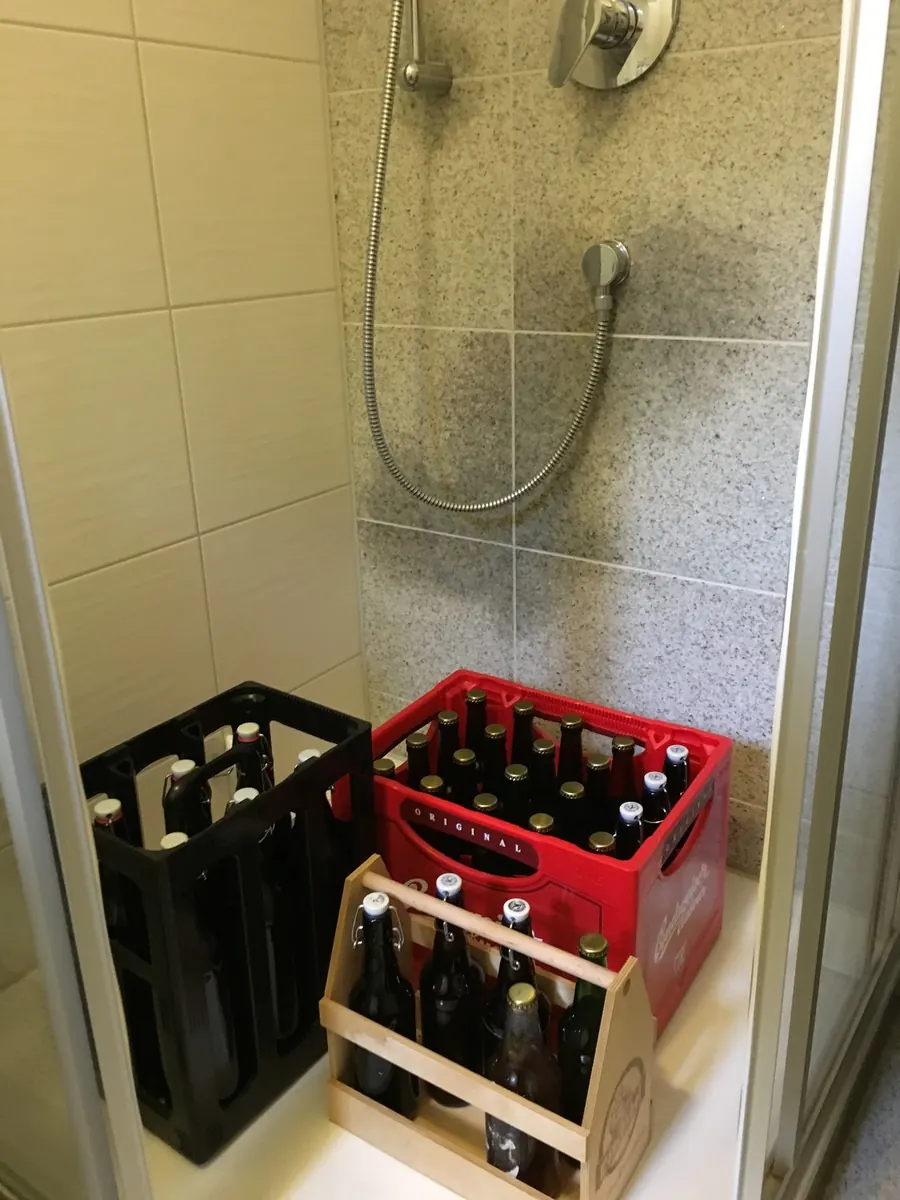 Mehrere Bierkisten stehen in einer Duschkabine