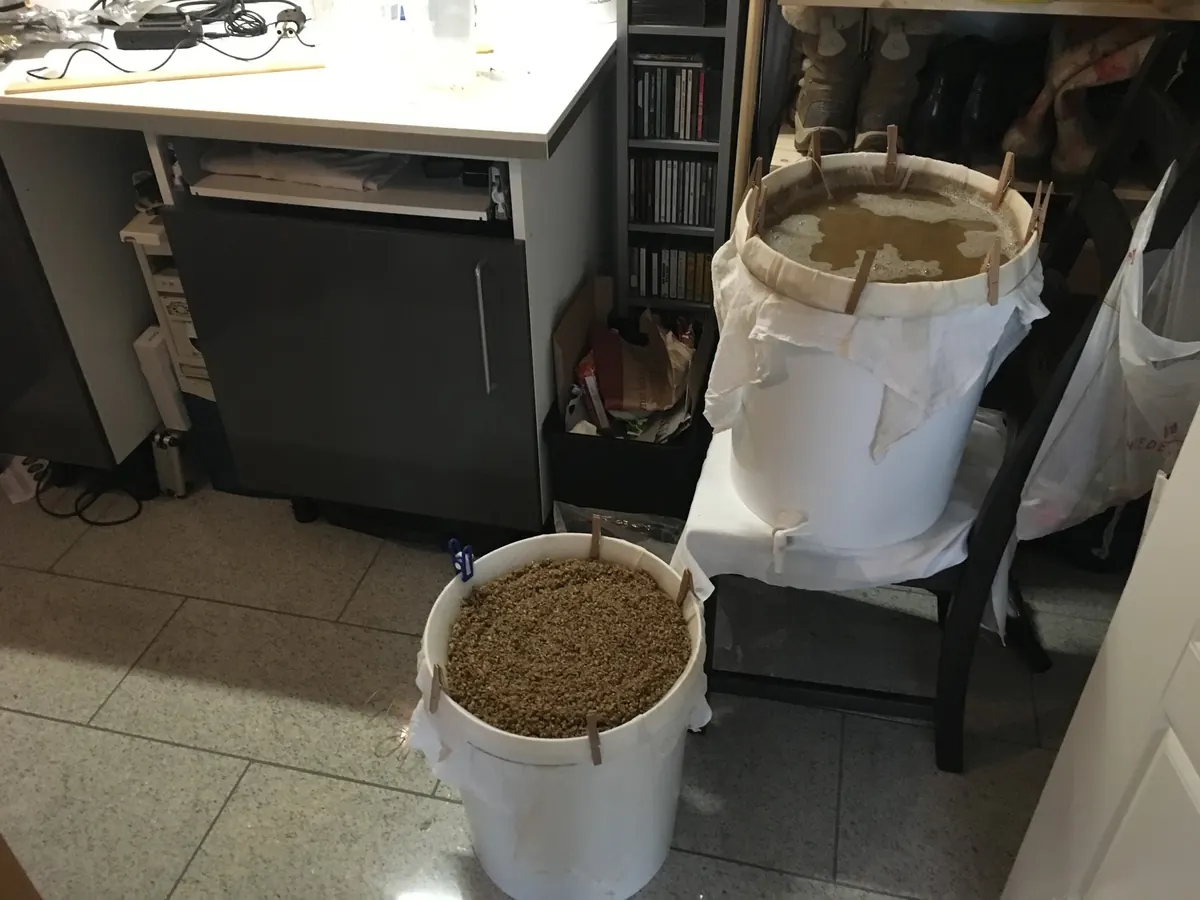 Eimer mit abgesetztem Treber und einem Filtertuch auf einem Gestell