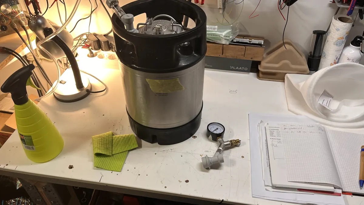 10-Liter-Soda-Keg mit Manometer auf dem Arbeitstisch